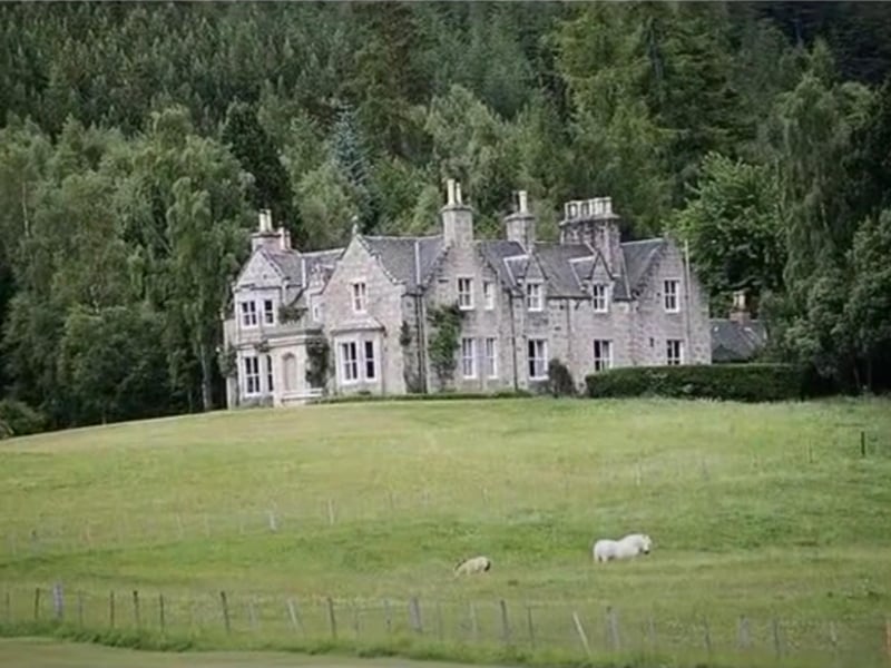 Craigowan Lodge is another property situated in the Balmoral estate in Aberdeenshire. The stone house boasts seven bedrooms and is located roughly one mile away from Balmoral Castle. You can find many other buildings in the estate including well-known lodges like Delnadamph or Tam-Na-Ghar cottage.