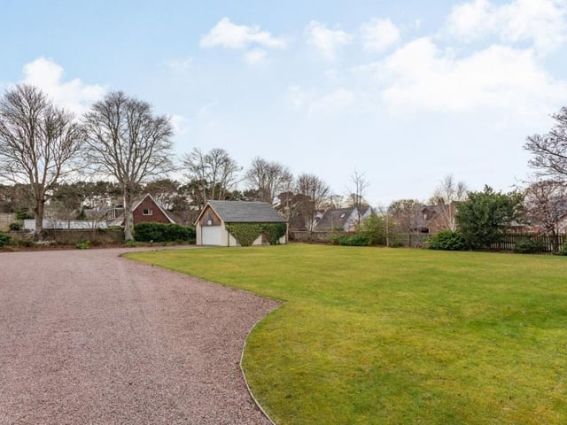 Front garden with garage.