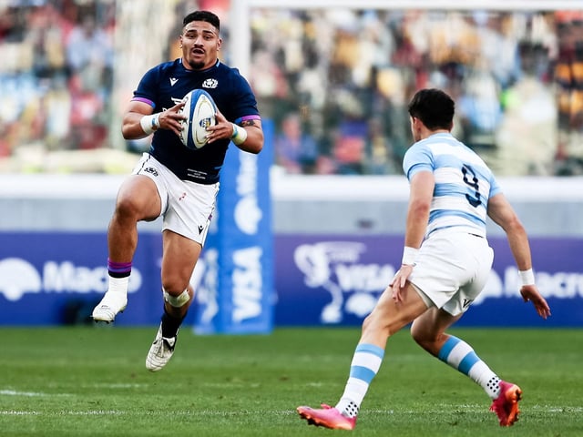 Took the ball into contact to good effect as backline punched holes in Argentina defence. 6