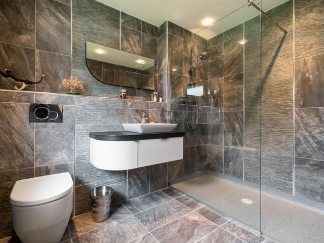 Bedroom 4 en-suite.