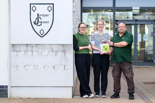 The defibrillator is presented to the school