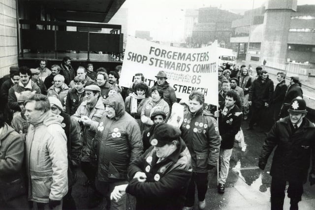 Workers at Sheffield Forgemasters head back to work after a 16-week strike in January 1986