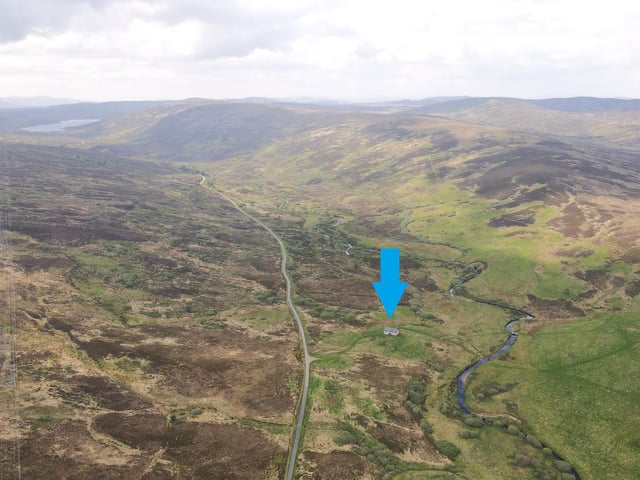 The blue arrow shows the isolation of Brae Cottage, which is six miles from the nearest village.