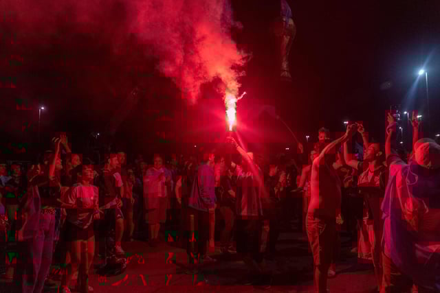 The players were welcomed by rock band La Mosca singing Muchachos, a song that was written by a fan to the tune of an old song by the band, and became a popular unofficial anthem for Argentine fans at the World Cup in Qatar.