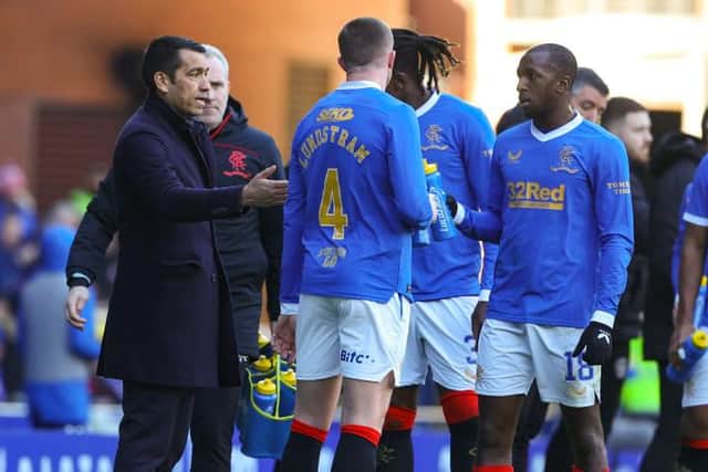 Rangers manager Giovanni van Bronckhorst in conversation with his players during their 2-2 draw against Motherwell at Ibrox. (Photo by Craig Williamson / SNS Group)