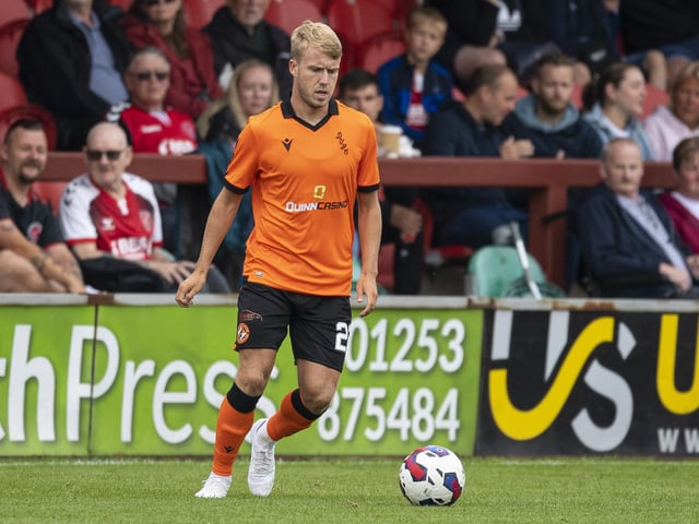 Stationed in an unnatural left-back position, AZ targeted the young full-back. While he had some uncomfortable early moments, he grew into the game. 6