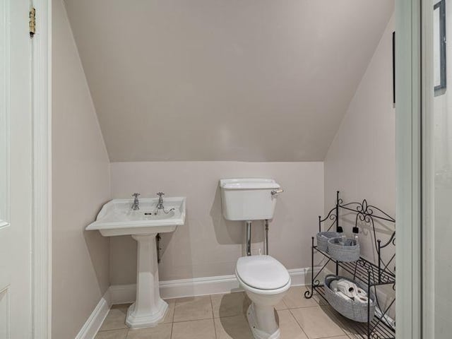 Shower room.
