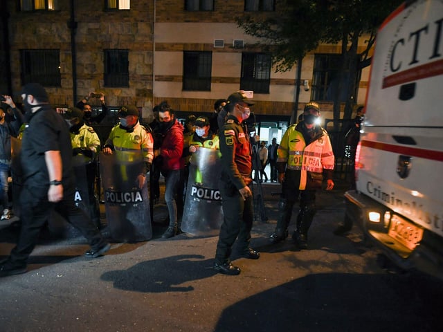 Police officers stand in front of the hotel where Foo Fighters' drummer Taylor Hawkins died in Bogota on March 26, 2022. (Photo by JUAN BARRETO/AFP via Getty Images)