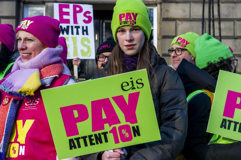 After Primary school teachers were on strike yesterday in Scotland, today is the turn of all secondary school teachers across Scotland. Secondary school teachers hold a protest outside Bute House this afternoon calling for their request for a 10% pay rise to be met, otherwise a further 16 days of strikes are planned