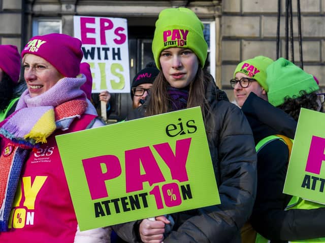 After Primary school teachers were on strike yesterday in Scotland, today is the turn of all secondary school teachers across Scotland. Secondary school teachers hold a protest outside Bute House this afternoon calling for their request for a 10% pay rise to be met, otherwise a further 16 days of strikes are planned