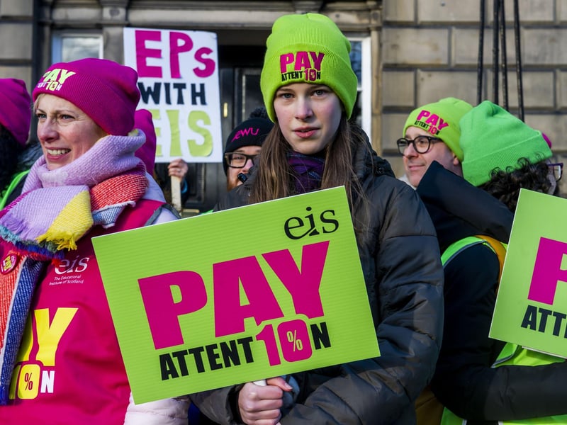 After Primary school teachers were on strike yesterday in Scotland, today is the turn of all secondary school teachers across Scotland. Secondary school teachers hold a protest outside Bute House this afternoon calling for their request for a 10% pay rise to be met, otherwise a further 16 days of strikes are planned