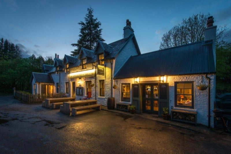 Set in Oban, 16.2 miles from Dunstaffnage Castle, The Kilchrenan Inn offers accommodation, a restaurant, free private parking, a bar and a garden.