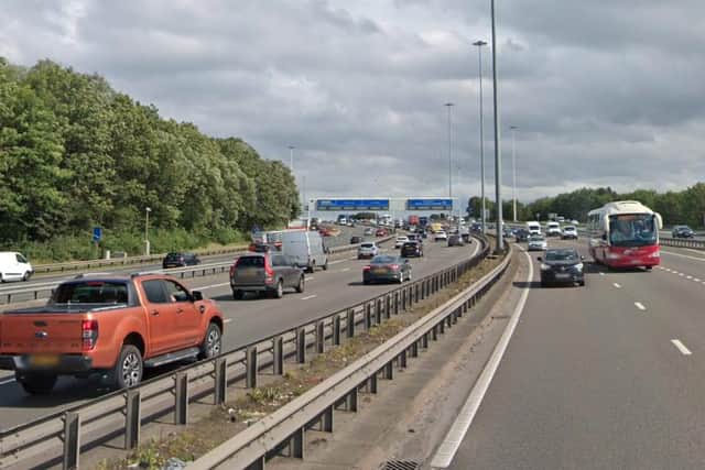 Two separate incidents on the motorway between Edinburgh and Glasgow have blocked lanes.