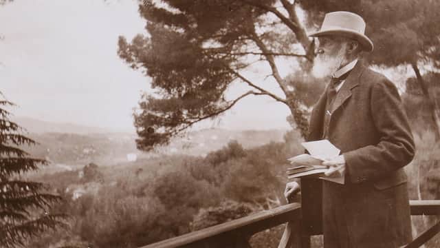 Lord Kelvin outside with notebook