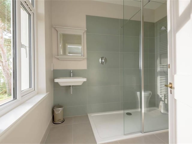 Ground floor en-suite.