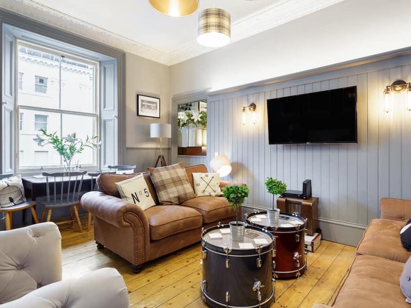 Right next to Edinburgh Castle with everything you wish to see on your doorstep, this newly-refurbished apartment has been distinctively decorated with a real feel of the city. Sink into the comfy sofas in the stylish lounge, placing a cup of fresh coffee on the unique drum tables and enjoy complete relaxation with your valentine. This apartment is available from 13th -15th February for £409 for two nights.