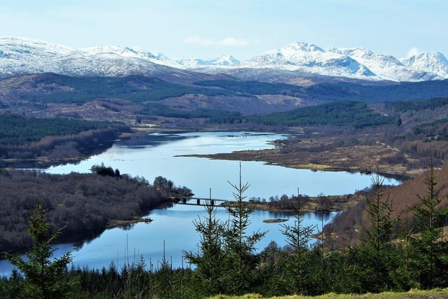 Situated in the Highlands around the River Garry, Glen Garry Forest spans 165 square kilometre. It offers numerous walking paths flanked by old granny pines, broadleaves and conifers.