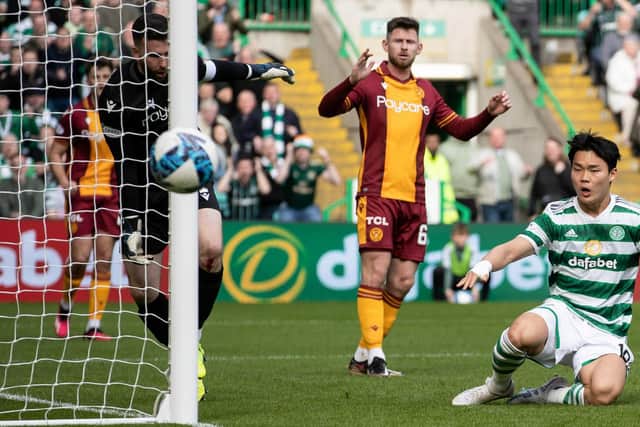 Celtic's Hyeongyu-Oh misses a late chance in the 1-1 draw with Motherwell. (Photo by Craig Williamson / SNS Group)