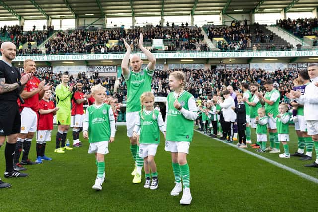 Hibs legend David Gray receives a guard of honour ahead of his testimonial match against a Manchester United Select at Easter Road. (Photo by Ross Parker / SNS Group)