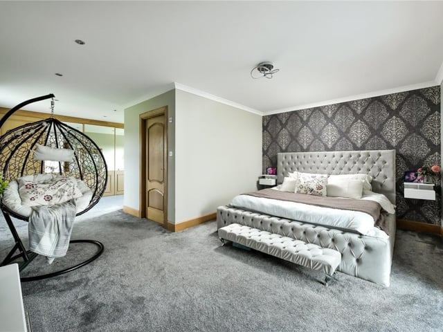 Principal bedroom (ground floor).