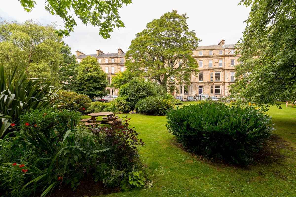 Laut Rightmove ist eine grüne Straße in Edinburghs West End die teuerste ...