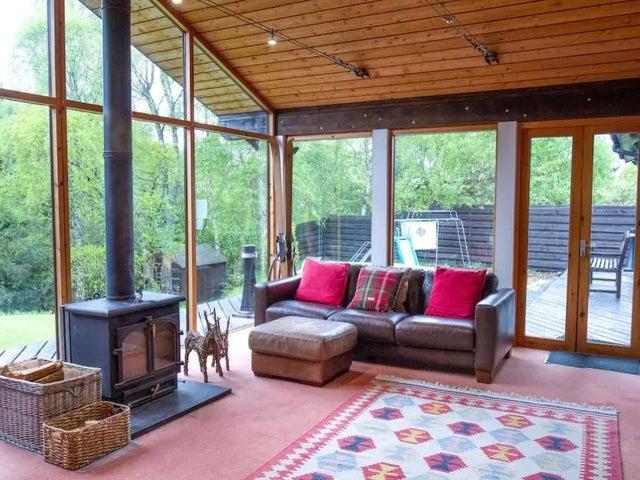 Ideal for a family break, this cosy lodge occupies an enviable location on the banks of River Nethy, with views overlooking the Abernethy Forests where you can enjoy the outdoors and soak up some quiet. Book: https://bit.ly/2Tnigb8