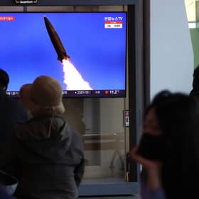 People watch a TV news program reporting on North Korea test-firing a newly developed tactical guided weapon, at Seoul train station on April 17, 2022 in Seoul, South Korea. North Korea has test-fired a new weapons system which it claims will boost the efficiency of its tactical nuclear weapons, state media has reported. (Photo by Chung Sung-Jun/Getty Images)