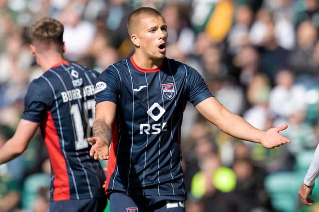 Harry Clarke, who spent the first part of this season at Ross County, has completed his move to Hibs.