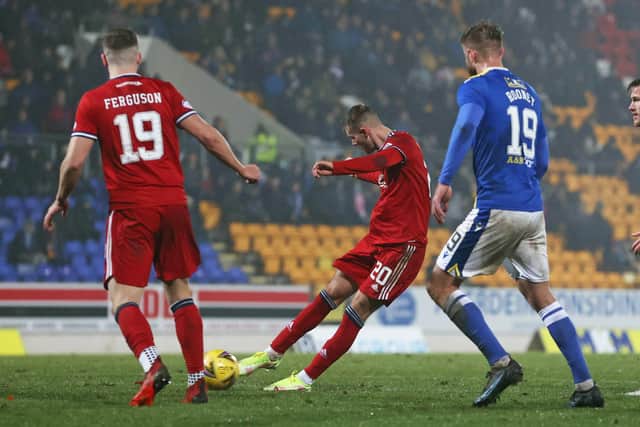 Aberdeen's Teddy Jenks fires home the winner. (Photo by Craig Williamson / SNS Group)
