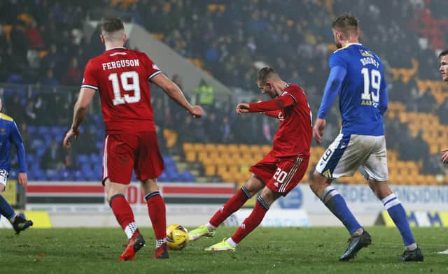 Aberdeen's Teddy Jenks fires home the winner. (Photo by Craig Williamson / SNS Group)