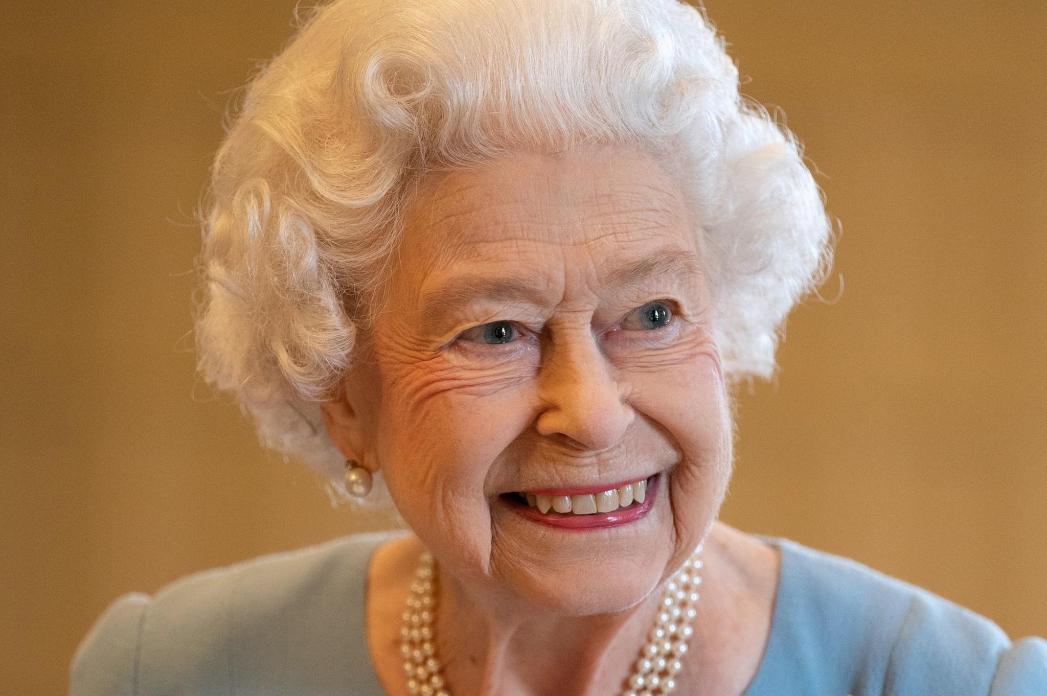 The Queen has covid: 95-year-old Monarch tests positive for coronavirus