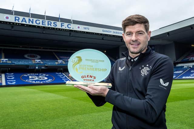 Steven Gerrard with the Glen's Manager of the Year award from the SPFL.