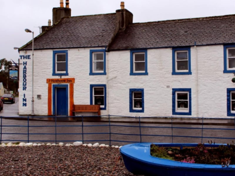 Set in the small coastal community of Garlieston, in Dumfries and Galloway, The Harbour Inn features family rooms, a restaurant, bar, garden, and sea views.