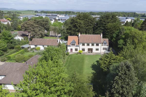 What is it? A fantastic five-bedroom detached villa set amidst expansive mature greenery in a highly-desirable leafy residential location to the west of St Andrews’ town centre.
