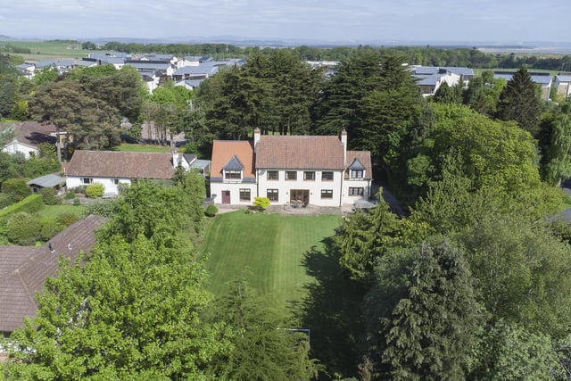 What is it? A fantastic five-bedroom detached villa set amidst expansive mature greenery in a highly-desirable leafy residential location to the west of St Andrews’ town centre.