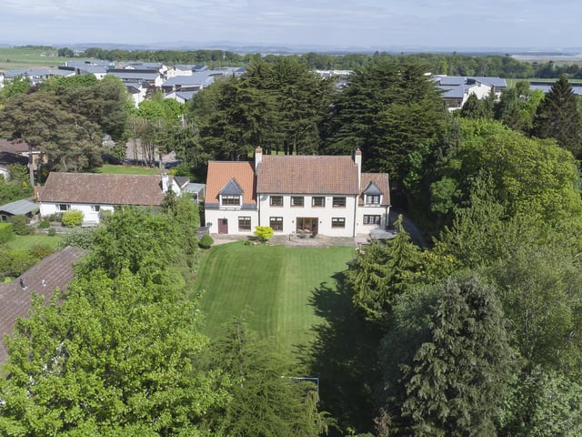 What is it? A fantastic five-bedroom detached villa set amidst expansive mature greenery in a highly-desirable leafy residential location to the west of St Andrews’ town centre.