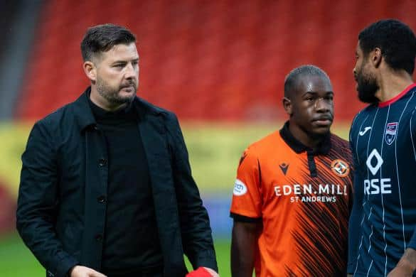 Dundee United manager Tam Courts with Jeando Fuchs and Ross County's Dominic Samuel. (Photo by Mark Scates / SNS Group)