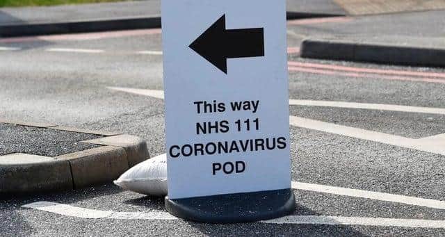 A sign directs people to the nearest NHS coronavirus testing pod (Photo: PAUL ELLIS/AFP via Getty Images)