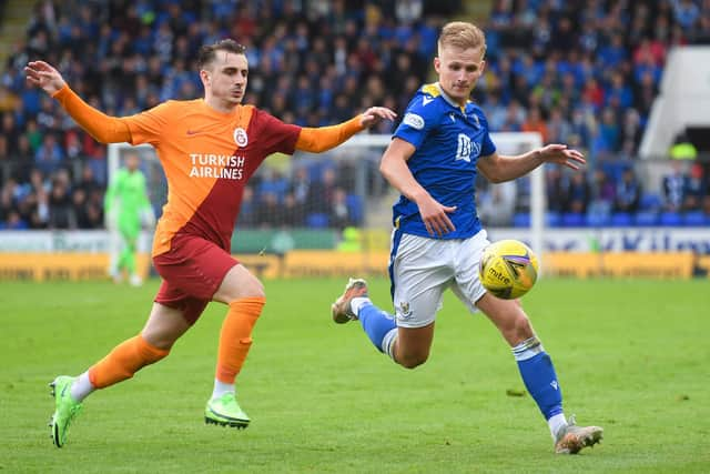 St Johnstone's Ali McCann under pressure from Galatasaray's Kerem Akturkoglou (Photo by Craig Foy / SNS Group)