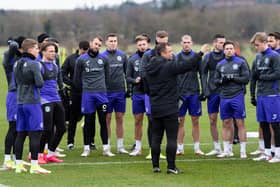Shaun Maloney addresses his Hibs squad in training ahead of the match against Celtic.