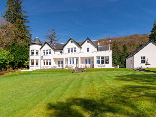 Where is it? A mile north of the quaint village of Colintraive, which has a shop, a post office and a small gastropub and hotel, set in one of Scotland’s National Scenic Areas.