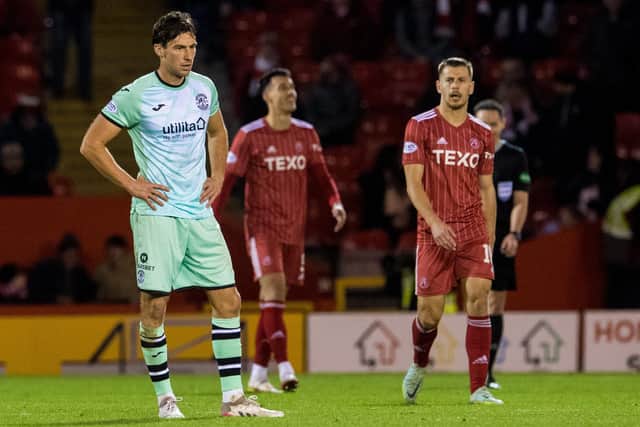 Joe Newell looks dejected as Hibs crash to a 4-1 defeat at Aberdeen.  (Photo by Ross Parker / SNS Group)