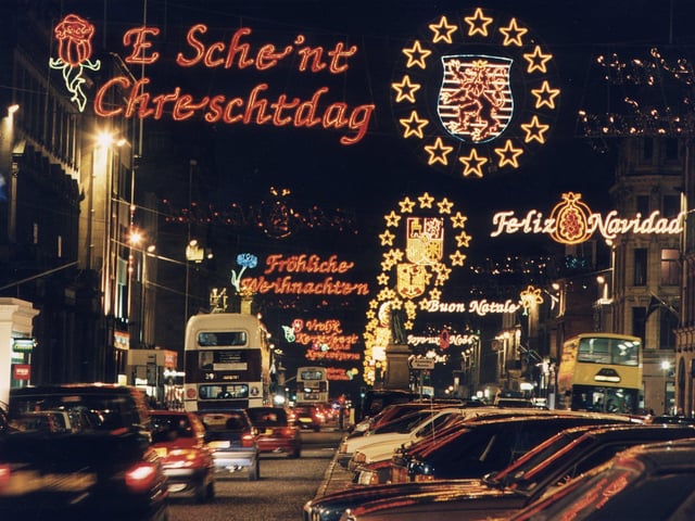 George Street was decorated with illuminated Christmas greetings in several European languages during Christmas 1995.