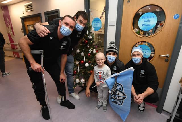 Glasgow Warriors players Ryan Wilson, Lewis Bean, Sione Tuipulotu and Kyle Steyn with four-year-old Alfie during a visit to the Glasgow Children's Hospital. (Photo by Ross MacDonald / SNS Group)