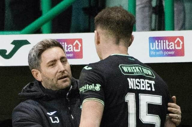 Hibs manager Lee Johnson (L) speaks to Kevin Nisbet as he is replaced by Harry McKirdy during a cinch Premiership match between Hibs and Livingston.