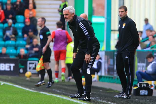 Aberdeen boss Jim Goodwin gives instructions during his side's league match against Hibs at Easter Road. Photo by Ewan Bootman / SNS Group