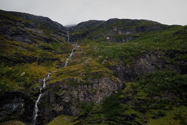 Eas a’ Chual Aluinn (which means “waterfall of the beautiful tresses” in Scottish Gaelic) is in the parish of Assynt in Sutherland. It is the tallest waterfall in the UK with a sheer drop of 200 metres (660 ft). Reportedly it is over three times as tall as Niagara Falls when in full flow.