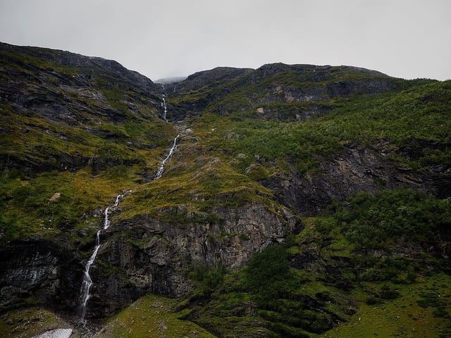 Eas a’ Chual Aluinn (which means “waterfall of the beautiful tresses” in Scottish Gaelic) is in the parish of Assynt in Sutherland. It is the tallest waterfall in the UK with a sheer drop of 200 metres (660 ft). Reportedly it is over three times as tall as Niagara Falls when in full flow.