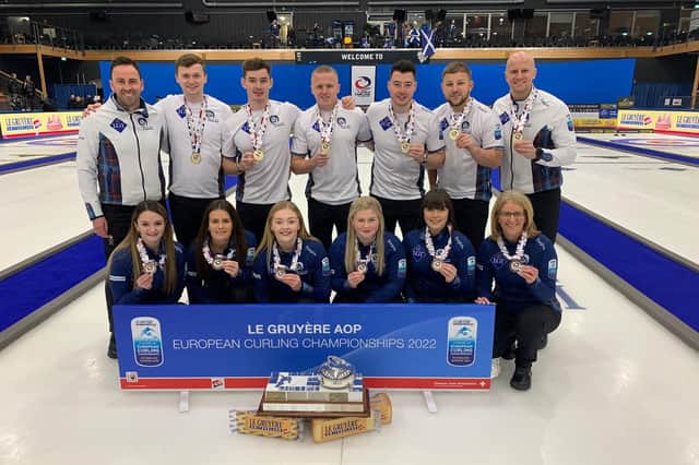 Team Scotland show off their gold medals alongside the women's team/