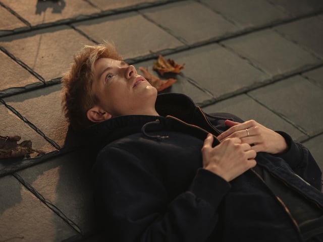 Popular TV show Feel Good sees Mae Martin, a comedian and recovering addict, tries to get a hold of her life but things complicate further when she starts dating George.